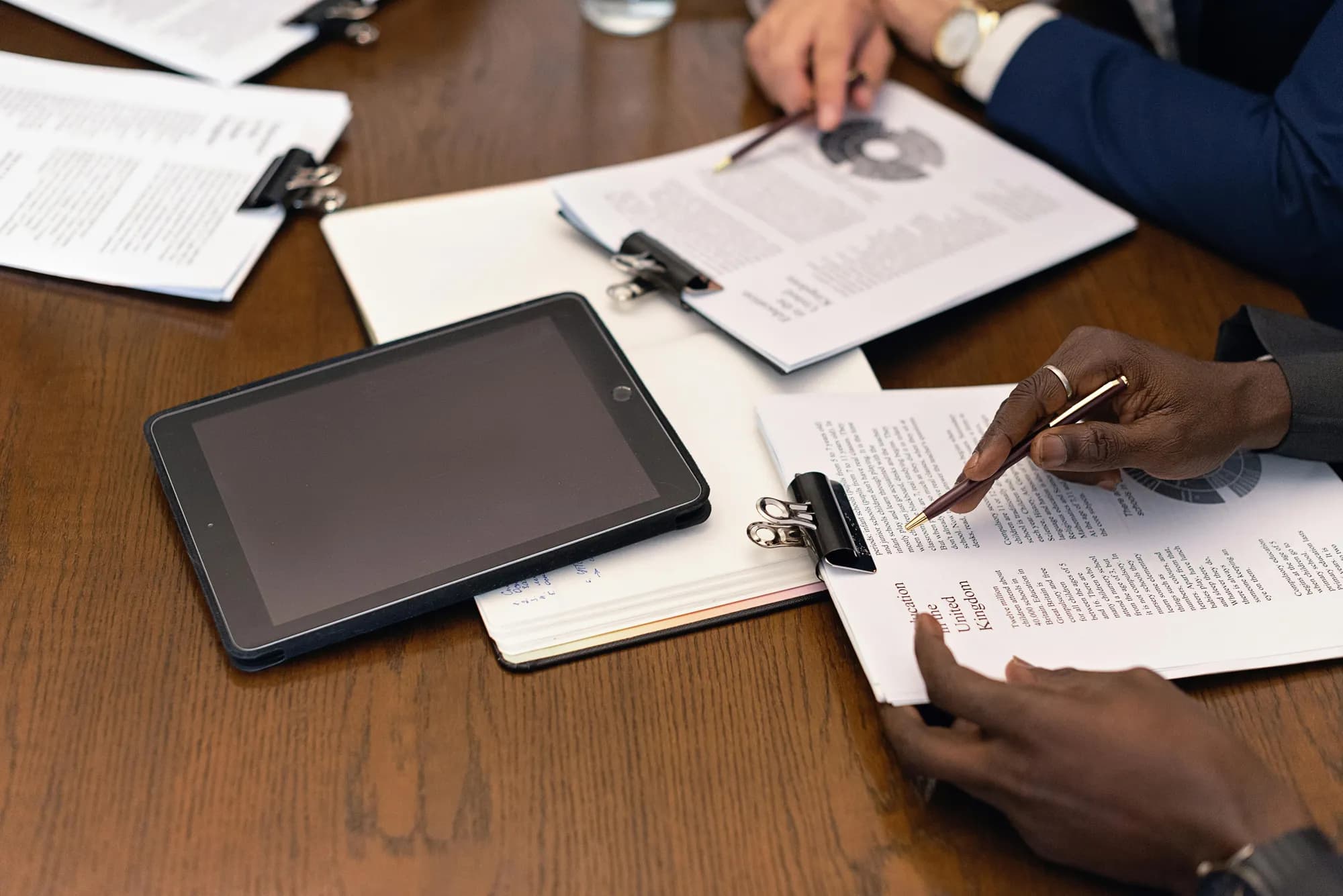 Provison-adviseur bespreekt veiligheidsgedrag met een team tijdens een werkoverleg