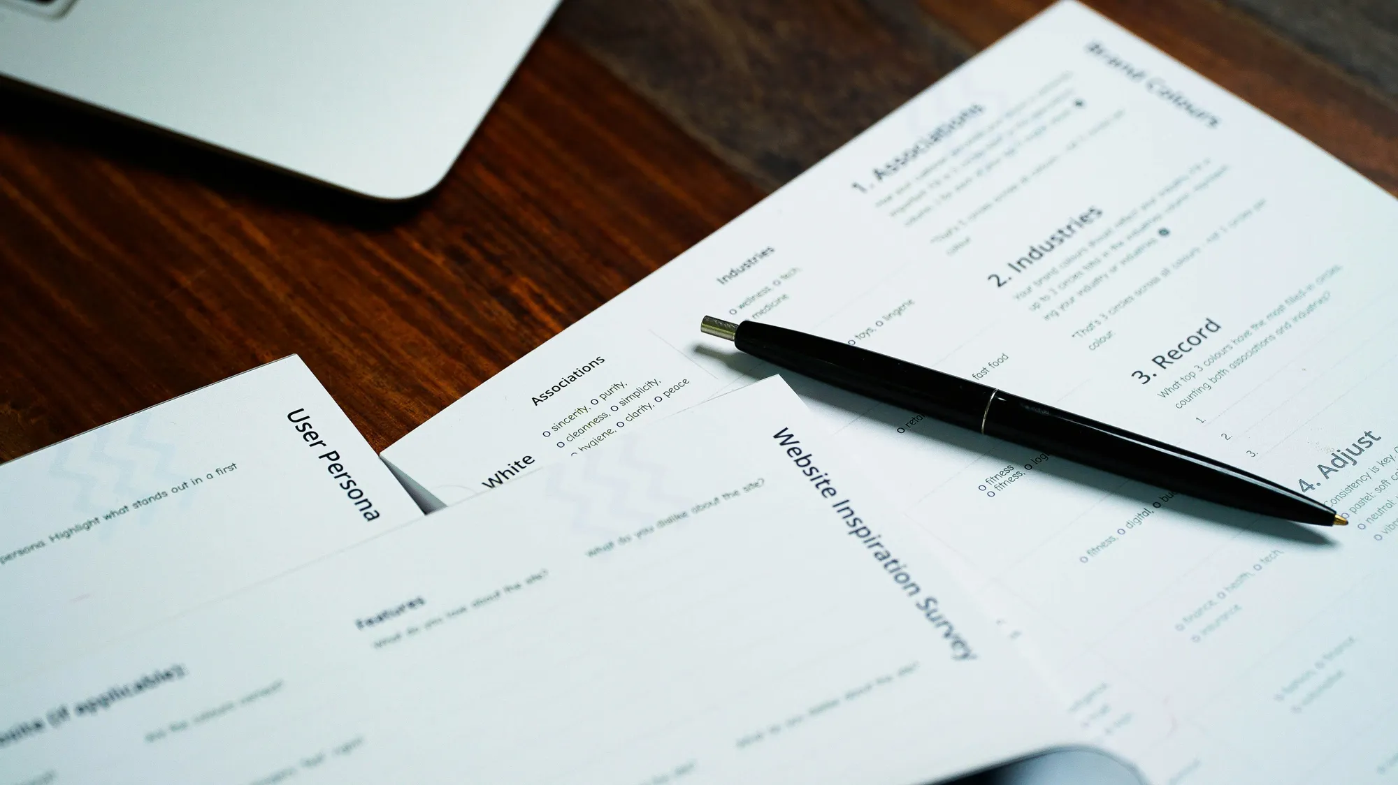 Adviseur en opdrachtgever bespreken de planning van een VCA-certificeringstraject