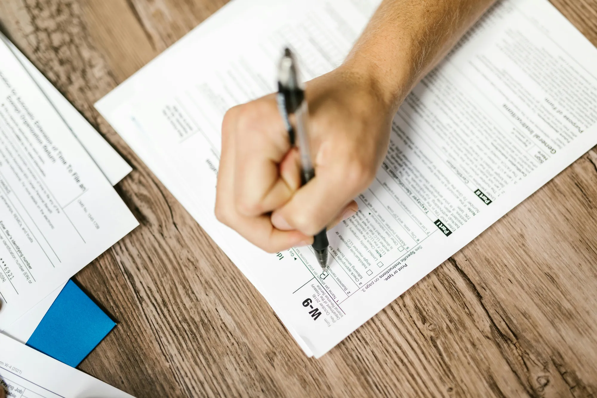 Adviseur werkt de risico-inventarisatie en het plan van aanpak uit met een ondernemer